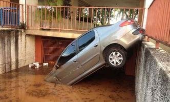 Carro foi arrastado por todo o estacionamento externo da quadra 402 Norte(foto: Ed Alves/CB/D.A. Press)