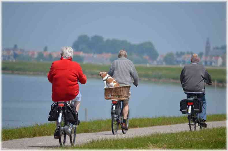  idosos andando de bicicleta