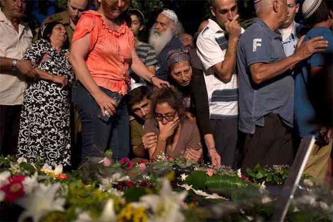 Mulher chora no funeral do irmo que  soldado em Gan Yavne, em Israel (foto: REUTERS/Siegfried Modola )