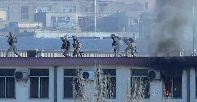 Trs policiais morreram no conflito(foto: MASSOUD HOSSAINI / AFP)