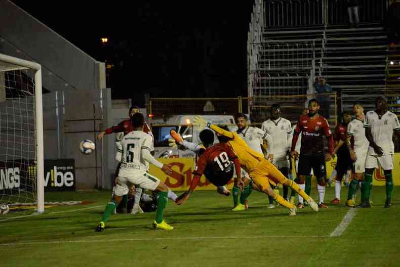 Em sua estreia no Amrica, o goleiro Thiago falhou grosseiramente no segundo gol do Pelotas(foto: FLVIO NEVES/ESTADO CONTEDO)