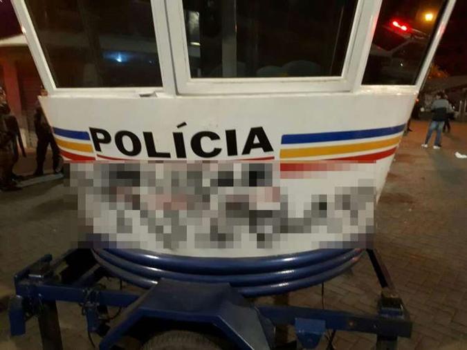 A base móvel da PM foi pichada na madrugada de domingo(foto: Eventos MOC / Divulgação) A base móvel da PM foi pichada na madrugada de domingo(foto: Eventos MOC / Divulgação)