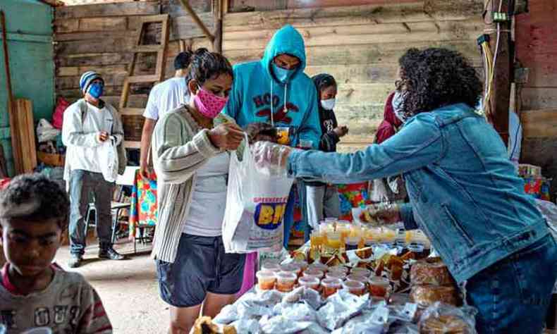 Voluntrios levaram pes, frutas e sucos  comunidade Terra Nossa(foto: Jorge Lopes/Esp. EM/DA Press)