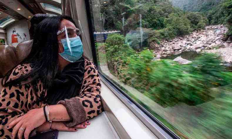 Mscaras so obrigatrias no trem que d acesso a Machu Picchu e durante a visita ao carto-postal