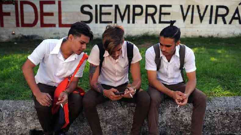O governo cubano tem ampliado o alcance da internet na ilha(foto: AFP)