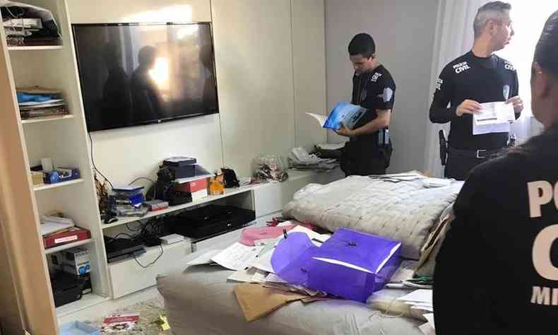 Os policiais aprenderam documentos e celulares na casa de Alex de Freitas, do secretrio e nos gabinetes de ambos(foto: Polcia Civil / Divulgao)