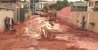 Barro invadiu vrias residncias e causou muitos danos. As estruturas das casas no foram comprometidas(foto: Reproduo/TV Alterosa)