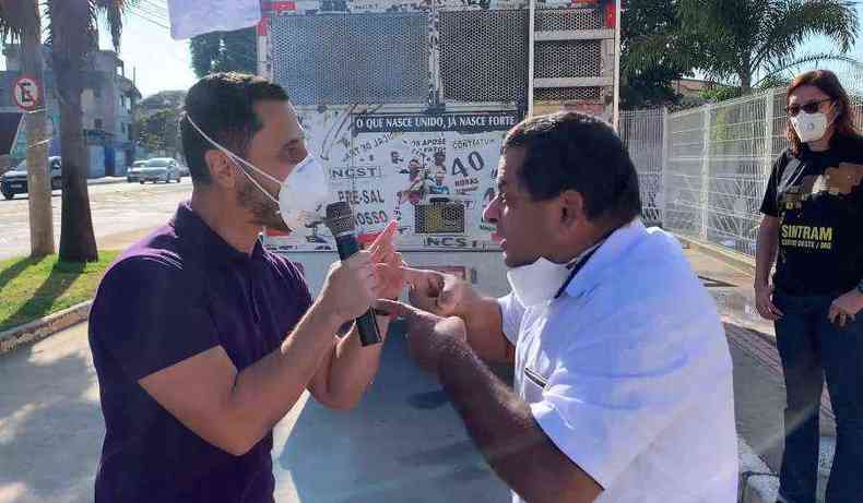 O bate-boca entre o prefeito Gleidson Azevedo e o sindicalista Antnio Leonardo foi durante a manifestao do sindicato na porta da prefeitura de Divinpolis(foto: Reproduo/ Facebook)