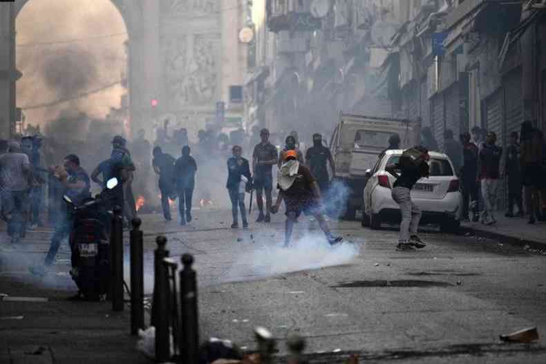 Manifestantes entram em confronto com a polcia de choque CRS, em Porte d'Aix, em Marselha, em 01/07/2023