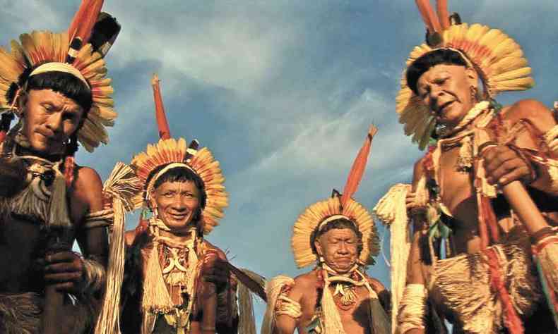 Índios de cocar em círculo 