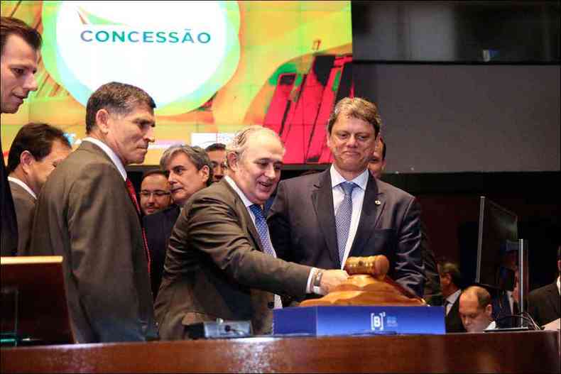 O ministro Tarcisio Gomes de Freitas (D) comemorou a batida do martelo, com gio de 986%, em mdia (foto: Renato S. Cerqueira/Futura Press )