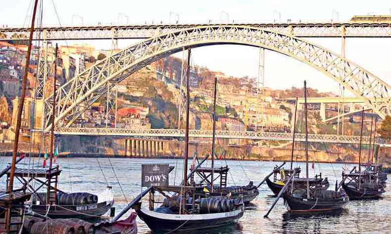 Ponte D. Lus I, relquia da cidade portuguesa,  melhor observada da regio da Ribeira (foto: Zulmira Salvador Furbino/EM/D. A Press)