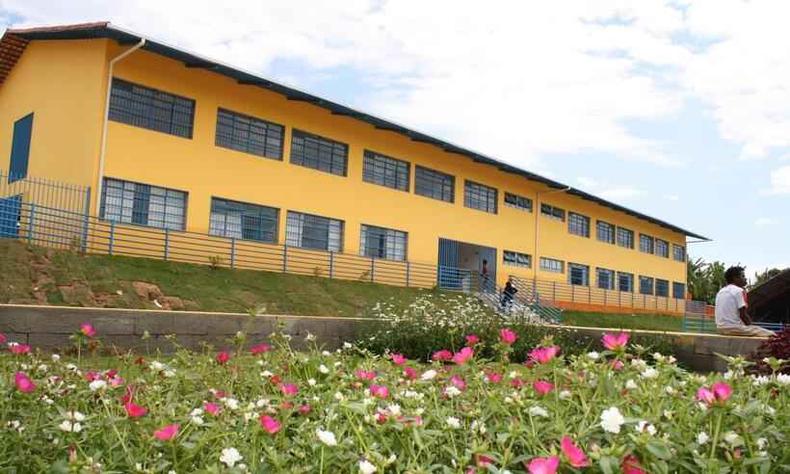 fachada de escola em Santa Luzia