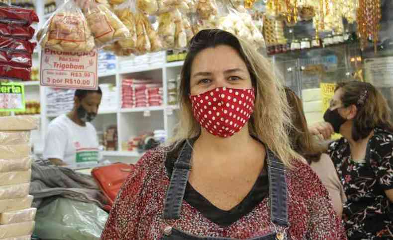 Tatiana Gil costumava ir ao Mercado Central por lazer, mas agora comparece para abastecer seu novo negcio(foto: Edsio Ferreira/EM/D.A Press)