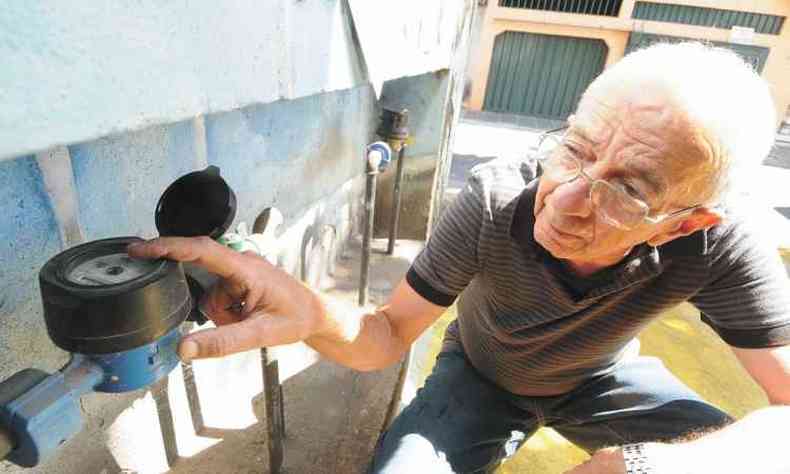Antnio Vidal tem observado frequentemente o hidrmetro sem registrar nenhuma entrada de gua em sua casa no Bairro Araguaia(foto: Jair Amaral/EM/D.A.Press)