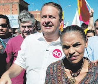 Ao lado de Marina Silva, Eduardo Campos criticou o descontrole da infla��o e o abandono do Estado, em comunidade irregular no DF(foto: Bruno Peres/CB/D.A Press)