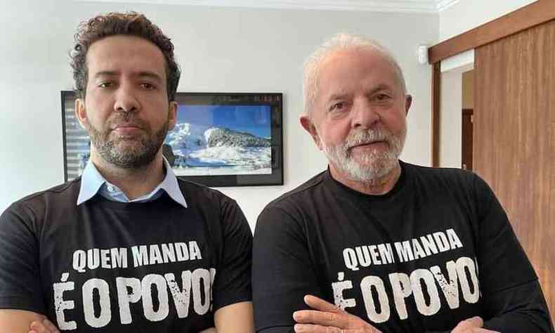 Janones e Lula usam blusa 'quem manda  o povo'