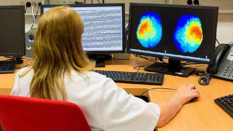 Cientista monitorando o crebro