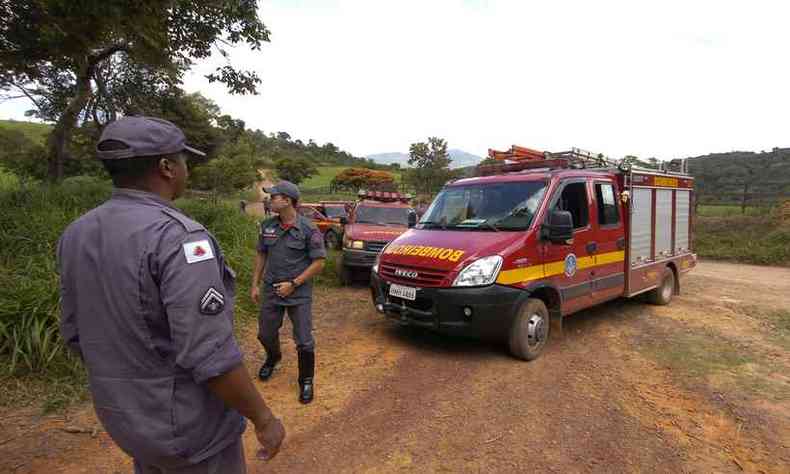 Bombeiros foram acionados para resgatar a idosa que caiu em uma grota, na zona rural de Curvelo(foto: Renato Weil/EM/D.A Press.)