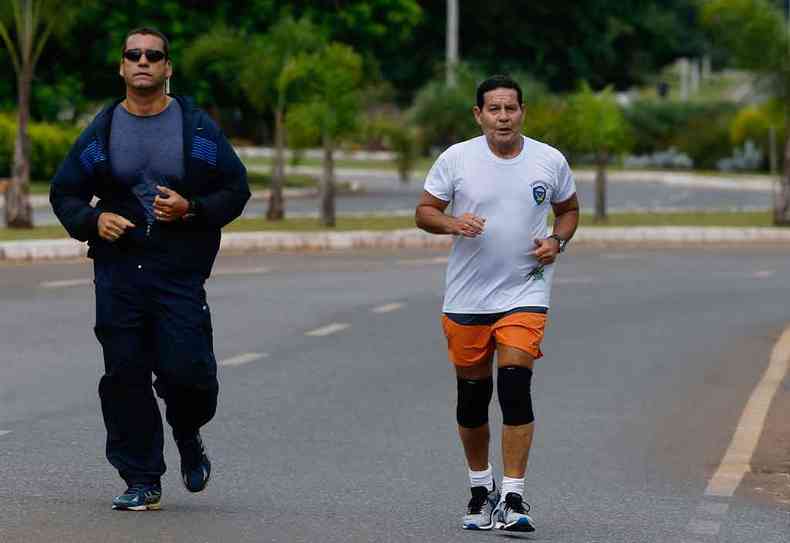 Ao lado de um segurana, Mouro correu 6 quilmetros ontem de manh em pistas prximas ao Jaburu (foto: DIDA SAMPAIO/ESTADO CONTEDO)