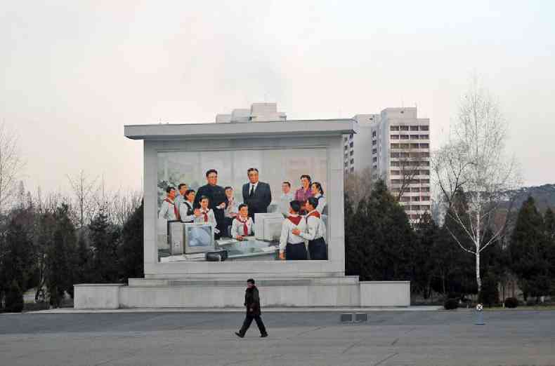 Um mural retrata Kim Il-sung e Kim Jong-il em uma aula de TI da escola(foto: Getty Images)