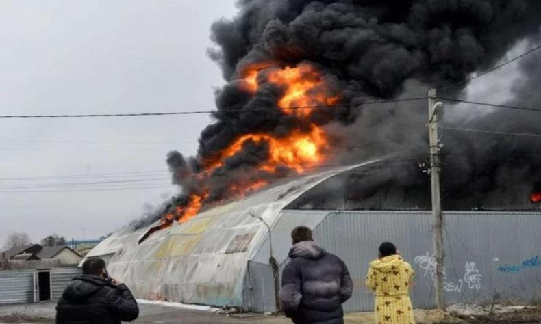 As forças russas teriam atingido pelo menos três zonas residenciais de Kharkiv com esses armamentos (foto: Sergey BOBOK / AFP) Pessoas apagam incêndio em Kharkiv