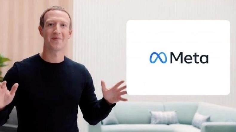 Mark Zuckerberg ao lado do novo logotipo da empresa(foto: Reuters) Mark Zuckerberg está ao lado do logotipo da Meta