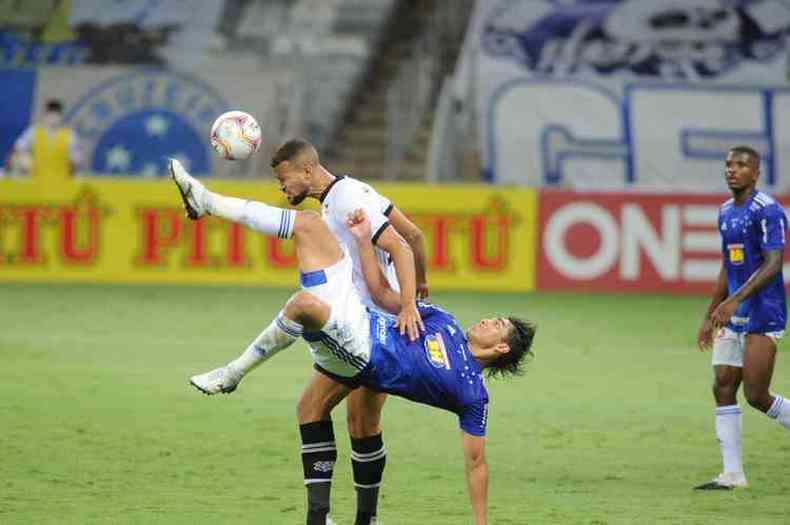 Moreno teve muito empenho, mas no conseguiu marcar contra o Figueirense(foto: Alexandre Guzanshe / EM DA PRESS)
