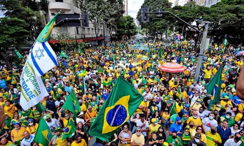 Centenas de pessoas se reuniram ontem no Centro de Belo Horizonte com a palavra de ordem 