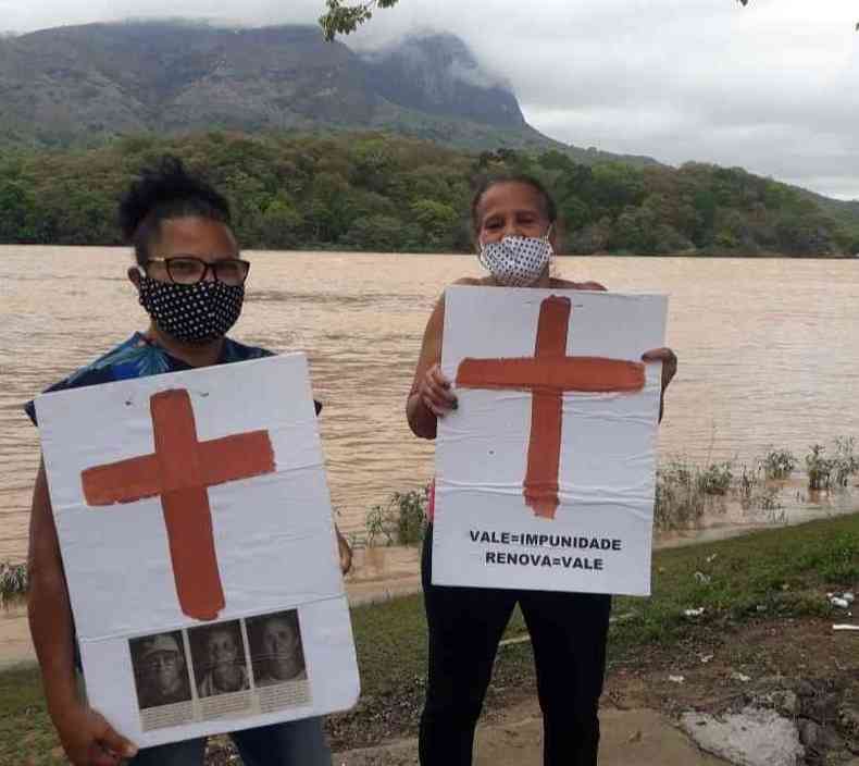 Em Governador Valadares atingidos lembram os cinco anos com cruzes de lama(foto: Divulgao)