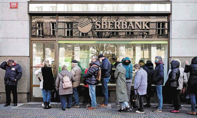 Clientes do banco russo Sberbank correram s agncias 