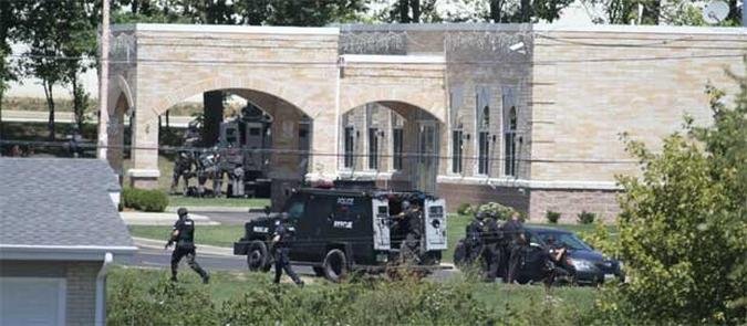 Policiais da SWAT cercam o templo sikh de Wisconsin(foto: Darren Hauck/Getty Images/AFP)
