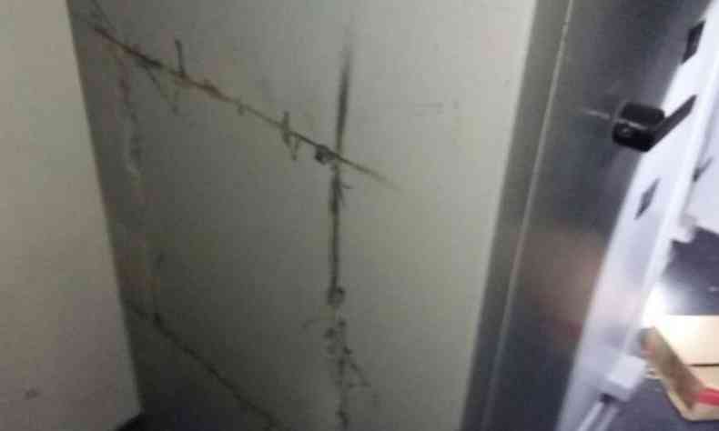 Lateral de cofre chegou a ser cortada, mas bandidos no tiveram acesso(foto: PMMG/Divulgao)