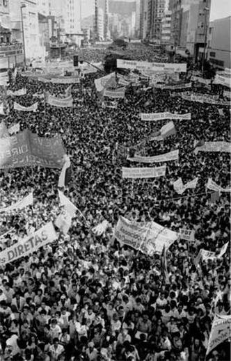 Diretas J� - 1984 Megacom�cio levou para a Avenida Afonso pena mais de 400 mil manifestantes(foto: Alberto escala/EM - 24/2/84)