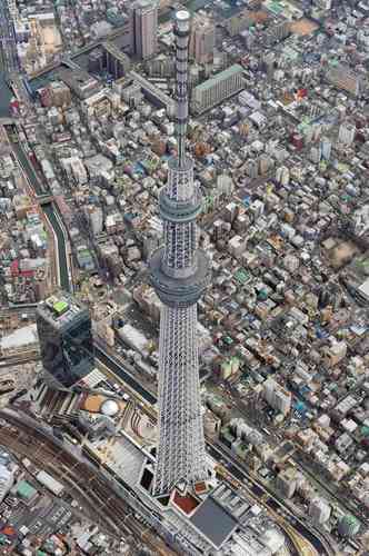 Antenas de TV digital ficam acima dos observatrios e contribuem para a altura da torre(foto: REUTERS/Kyodo)