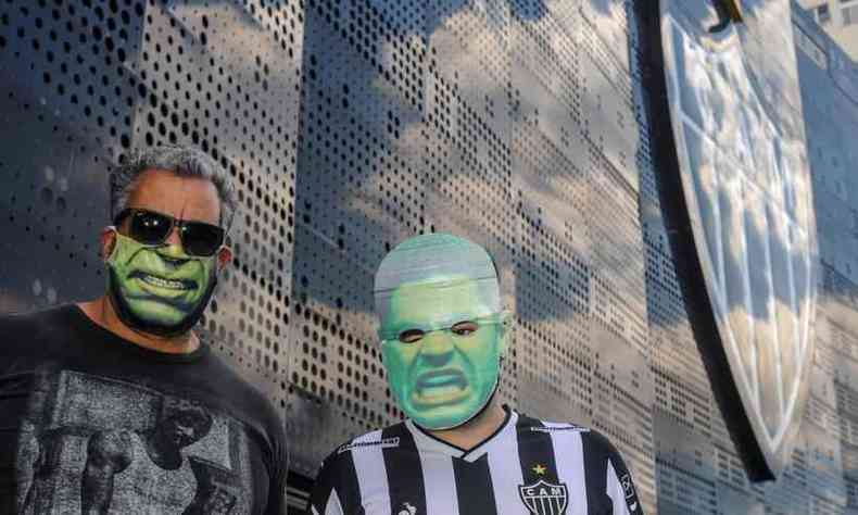 Torcedores com mscaras do Hulk em homenagem ao jogador(foto: Leandro Couri/EM/D.A Press)