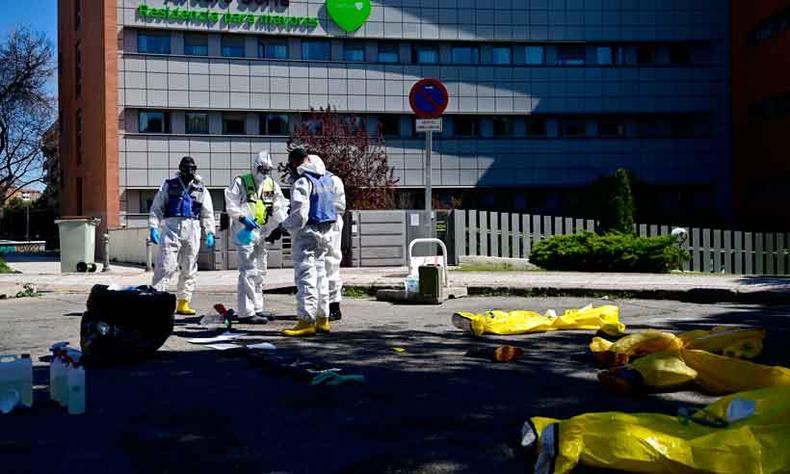 Membros da Unidade de Emergência Militar se preparam para desinfetar um condomínio residencial em Madri, cidade mais afetada da Espanha(foto: Pierre-Philippe Marcou/AFP) Membros da Unidade de Emergência Militar se preparam para desinfetar um condomínio residencial em Madri, cidade mais afetada da Espanha(foto: Pierre-Philippe Marcou/AFP)