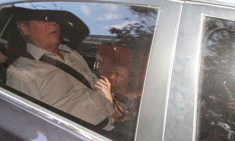 O ex-ministro Zé Dirceu deixa a sede da Justiça Federal em Curitiba (PR), em maio de 2017, após colocar a tornozeleira eletrônica para ser liberado(foto: RODRIGO FELIX LEAL/FUTURA PRESS/ESTADAO CONTEUDO) O ex-ministro Zé Dirceu deixa a sede da Justiça Federal em Curitiba (PR), em maio de 2017, após colocar a tornozeleira eletrônica para ser liberado(foto: RODRIGO FELIX LEAL/FUTURA PRESS/ESTADAO CONTEUDO)