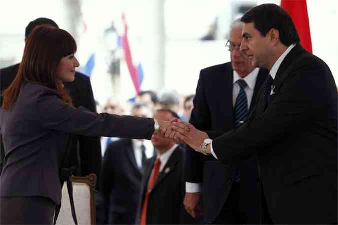 O presidente Federico Franco cumprimenta a nova ministra da justia e do trabalho, Maria Lorena Segovia (foto: REUTERS/Marcos Brindicci )