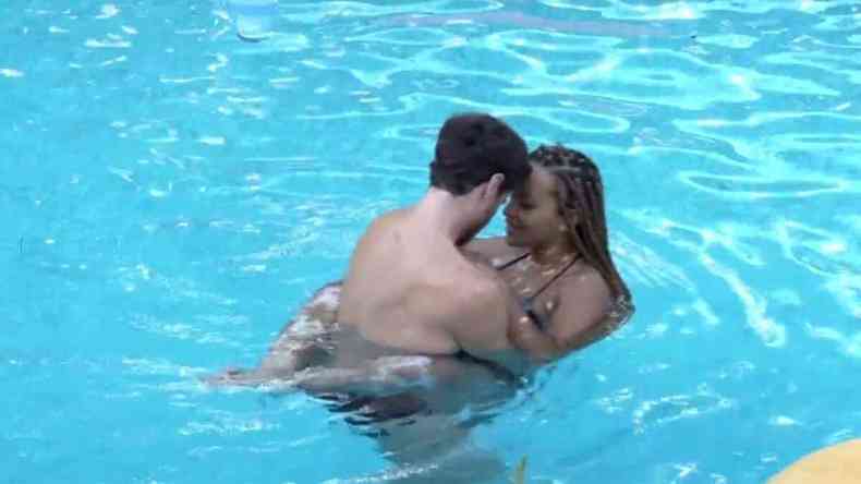 Lucas e Natália abraçados na piscina