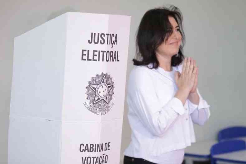 Tebet faz sinal de agradecimento em frente  urna de votao 