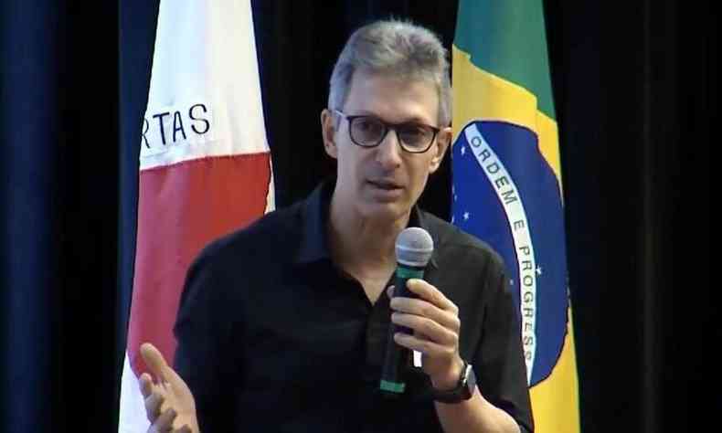 Governador Romeu Zema (Novo) na sede do Banco de Desenvolvimento de Minas Gerais, em Belo Horizonte, nesta segunda-feira (4/4)
