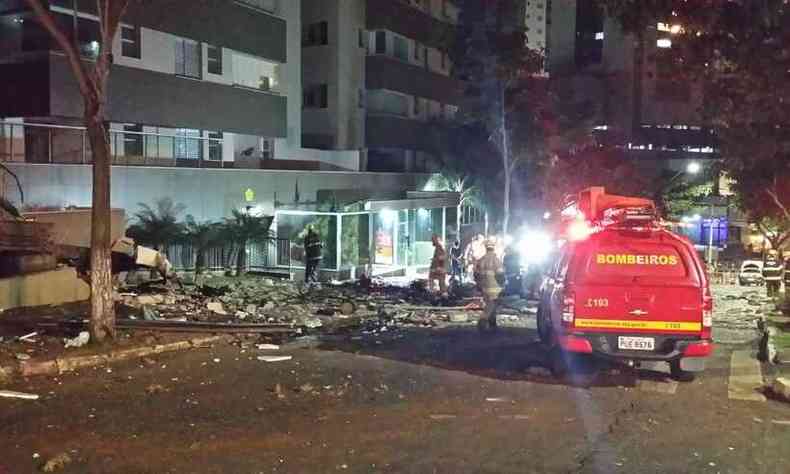 Caminho e fachada de centro comercial no Buritis ficaram totalmente destrudos(foto: Marcos Vieira/EM/D.A Press)
