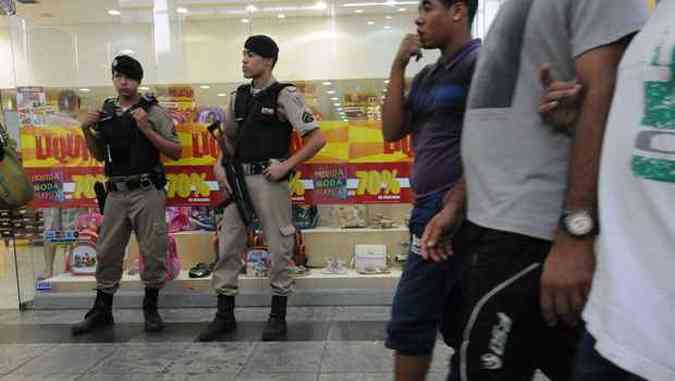 Policiais dentro do shopping: Justia concedeu liminar que proibia rolezinho sob pena de multa(foto: Beto Novaes/EM/D.A.Press)