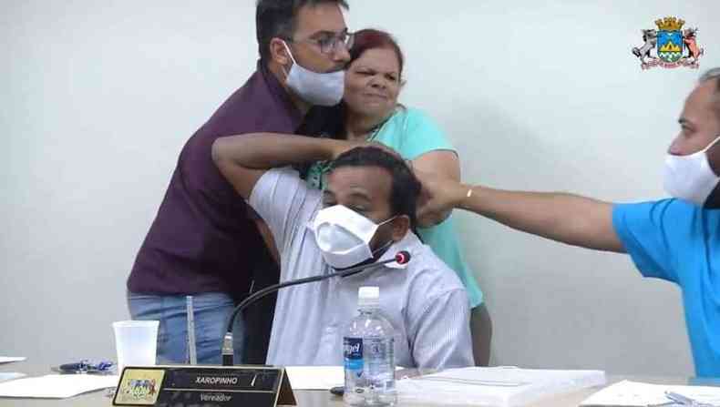 Vereador  agredido durante sesso(foto: Cmara Municipal de Eli Mendes/Reproduo )