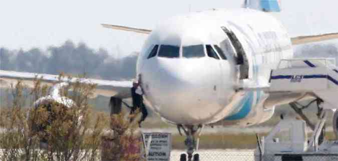 <b>Tenso no Chipre:</b> refm chegou a escapar de avio pela janela da cabine. Sequestrador foi classificado por autoridades como 'emocionalmente instvel' (foto: BEHROUZ MEHRI / AFP PHOTO)