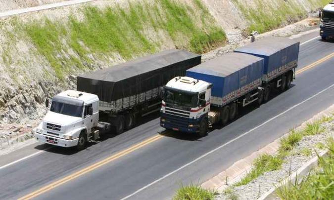Carreta faz ultrapassagem perigosa na BR-381 (foto: Edesio Ferreira/EM/D.A Press) Carreta faz ultrapassagem perigosa na BR-381 (foto: Edesio Ferreira/EM/D.A Press)