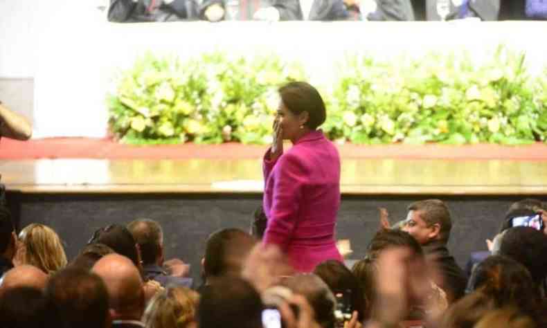 Michelle Bolsonaro em diplomao. Ela  uma mulher branca de cabelo escuro curto e usa um terno rosa 
