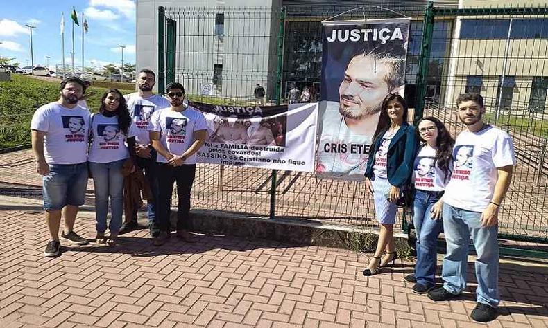 Amigos e parentes de Cristiano em frente do Frum de Contagem