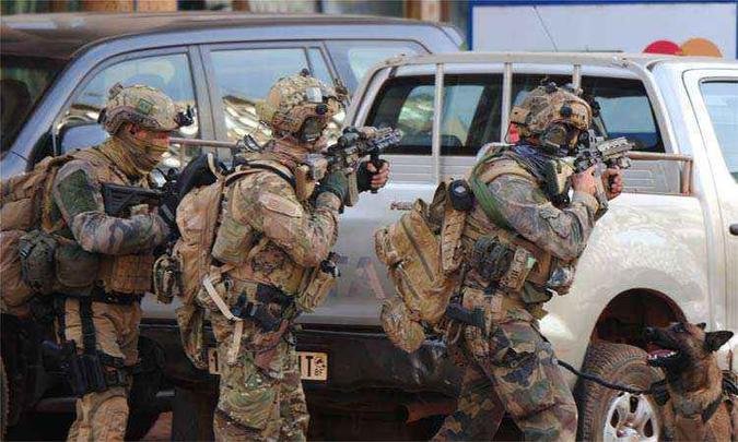 Forças especiais francesas enfrentaram jihadistas no Splendid Hotel na noite de sexta e madrugada de sábado, 16(foto: OUOBA_AHMED / AFP PHOTO) Forças especiais francesas enfrentaram jihadistas no Splendid Hotel na noite de sexta e madrugada de sábado, 16(foto: OUOBA_AHMED / AFP PHOTO)
